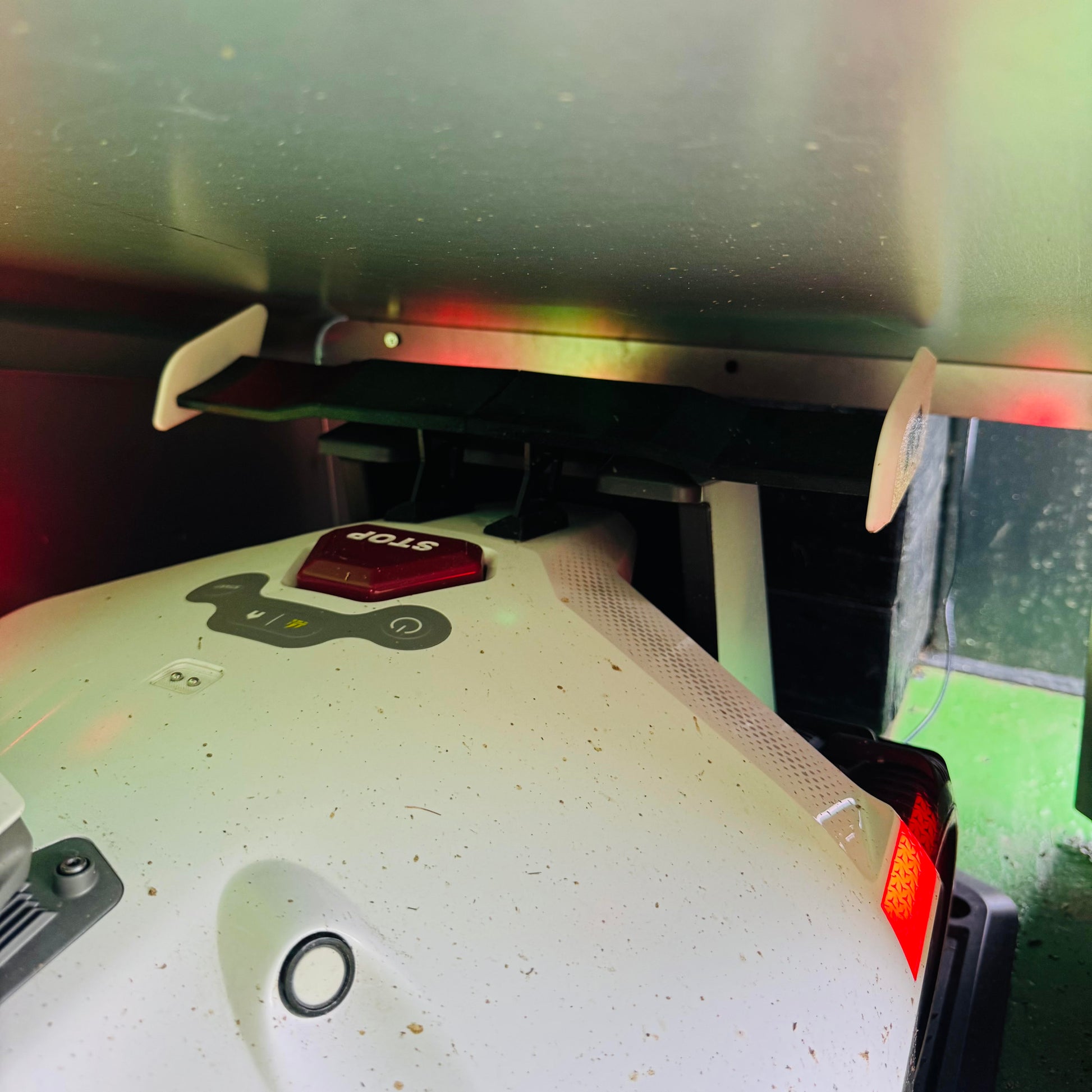 Metall - Garage für Mähroboter – Schutz vor Sonne & Regen – Universal - Exact Designs